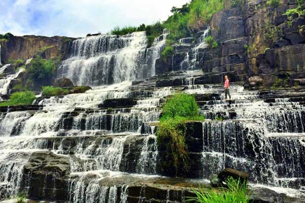 Красивый водопад в Далате