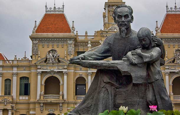 Памятник Хо Ши Мину в Сайгоне