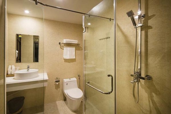 Ванная комната класса «делюкс» в отеле Paris 3*