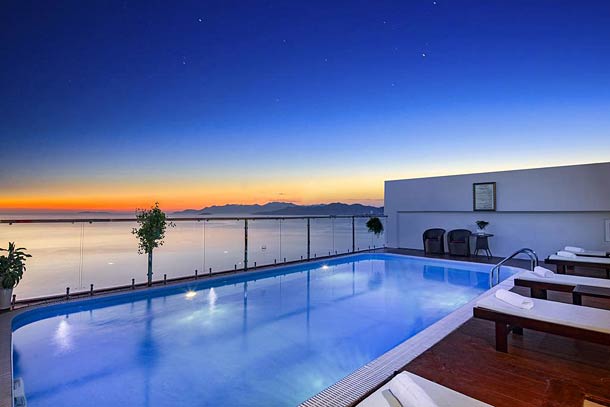 Бассейн с панорамным видом на море Paris Nha Tang Hotel 3