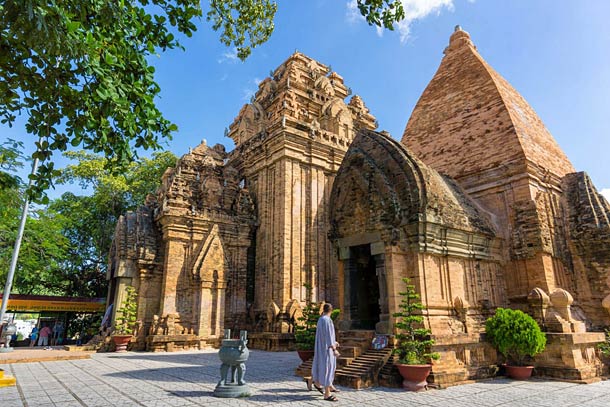 Чамские башни Понагар рядом с отелем Париж в Нячанге
