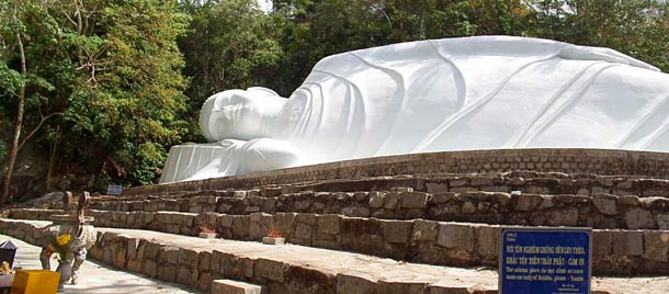 Статуя Лежащего Будды