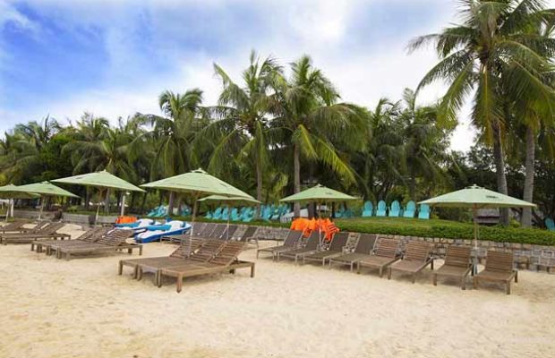 Пляж с шезлонгами в MerPerle Hon Tam Resort