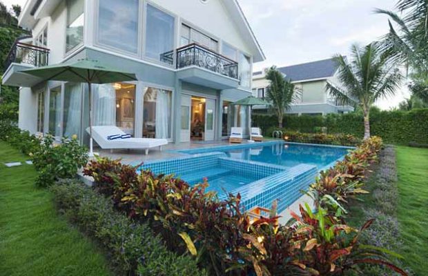 Выйдя из бунгало можно «упасть» в бассейн