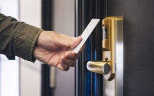Как выбрать тип замка для дверей общих помещений отеля