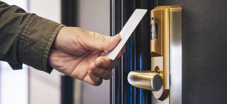 Как выбрать тип замка для дверей общих помещений отеля